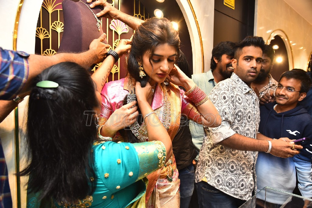 Sreeleela Launched CMR Family Mall in Kukatpally